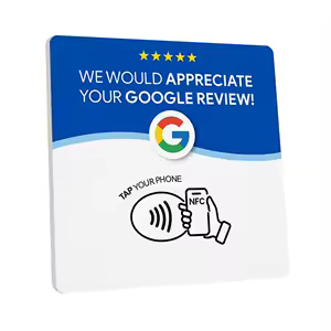 RECENZIO NFC karta vedľa telefónu s otvoreným Google profilom na recenzie
